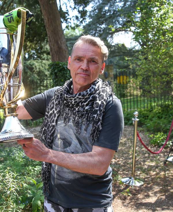 Vorsitzender Dale Vince zeigt die Trophäe der EFL-League.