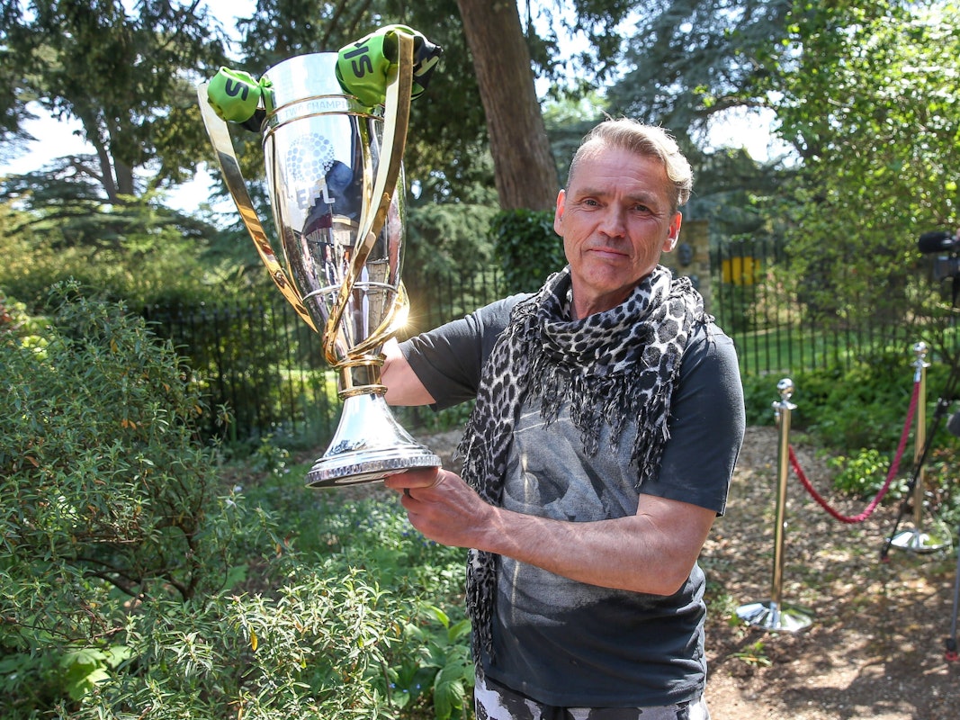 Vorsitzender Dale Vince zeigt die Trophäe der EFL-League.