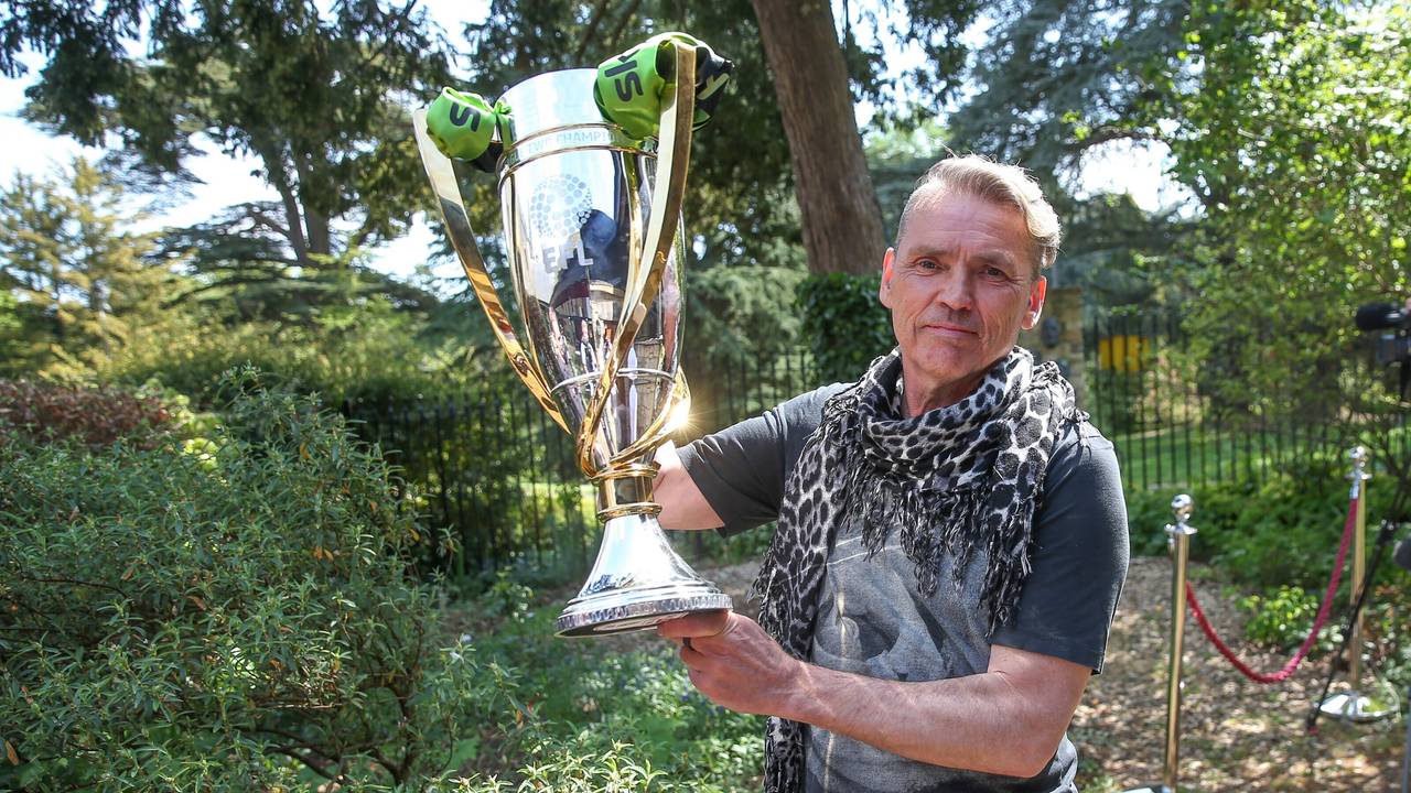 Vorsitzender Dale Vince zeigt die Trophäe der EFL-League.