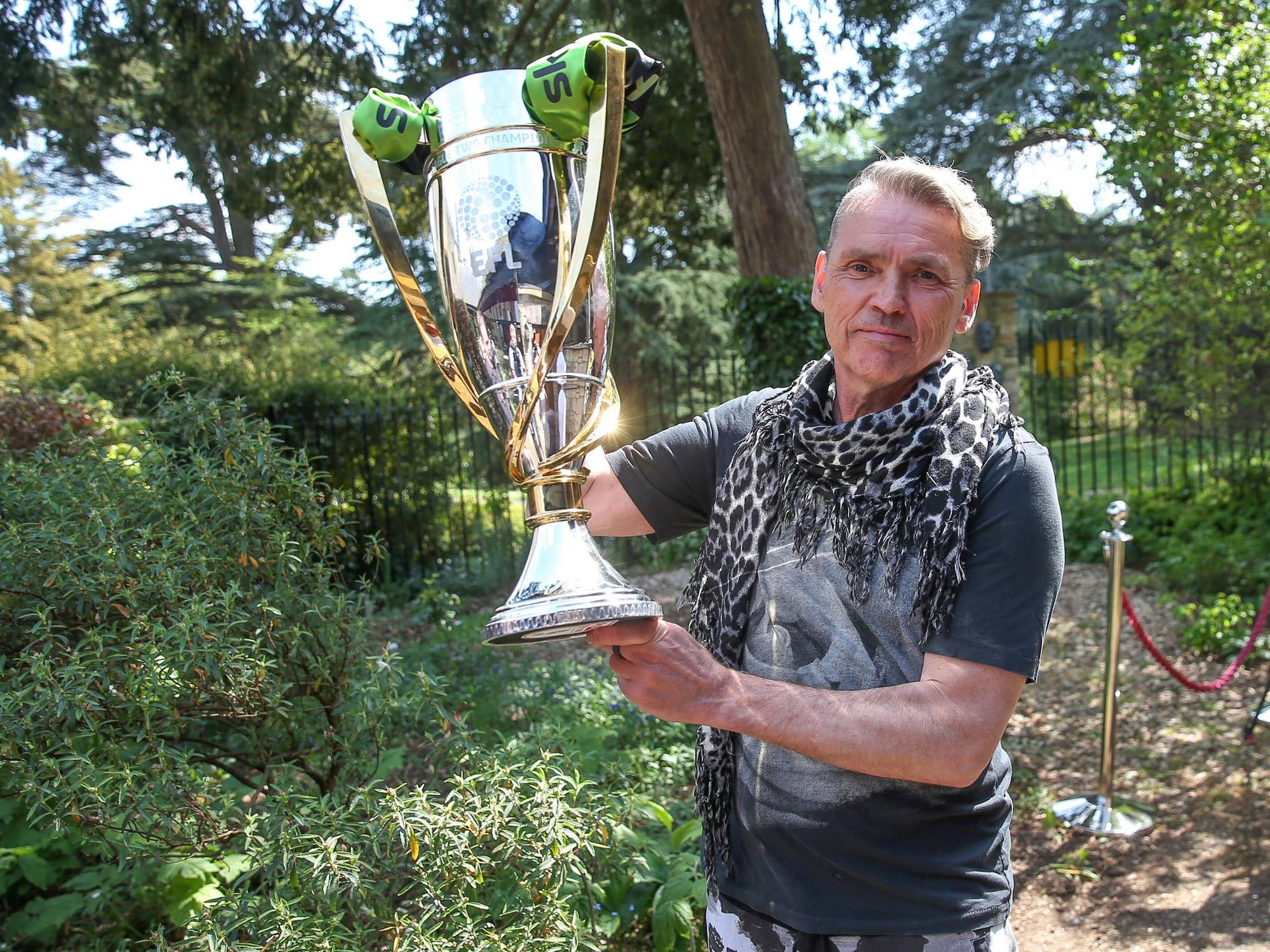 Vorsitzender Dale Vince zeigt die Trophäe der EFL-League.