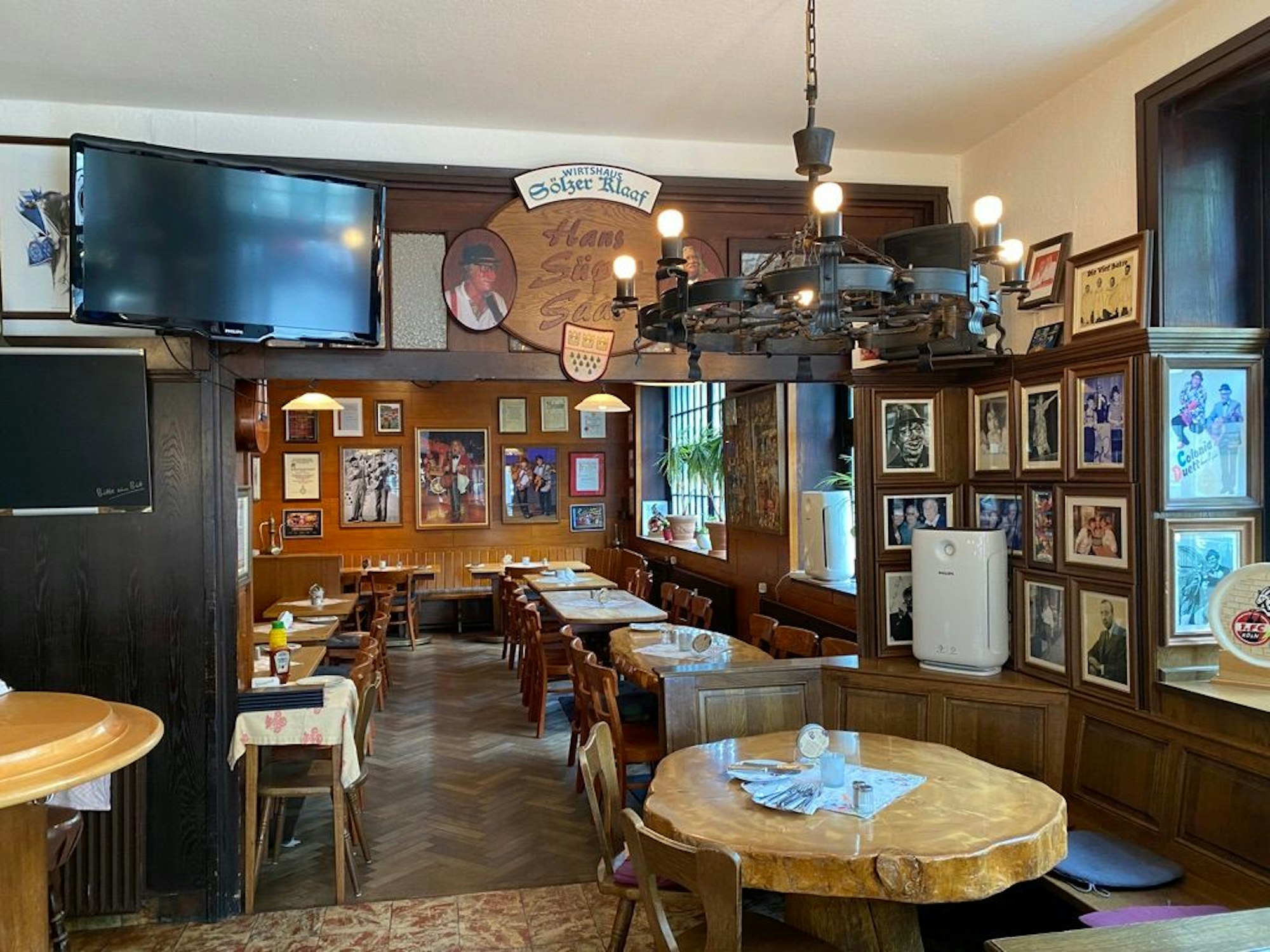 Der Innenraum der Kneipe Sölzer Klaaf, in dem zahlreiche Bilder von Hans Süper hängen.