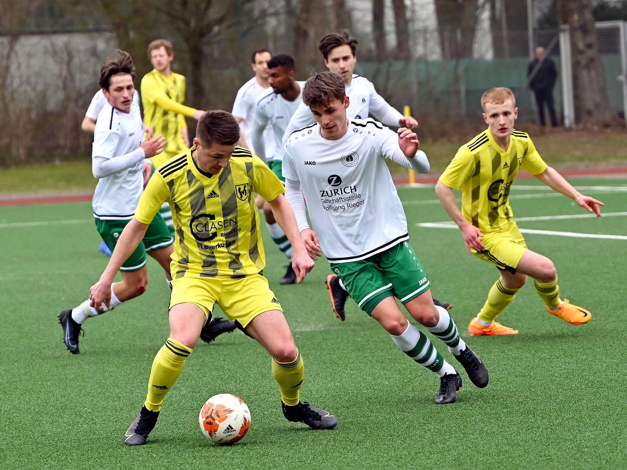Fußball-Szene in einer Partie des Kölner Amateurfußballs.