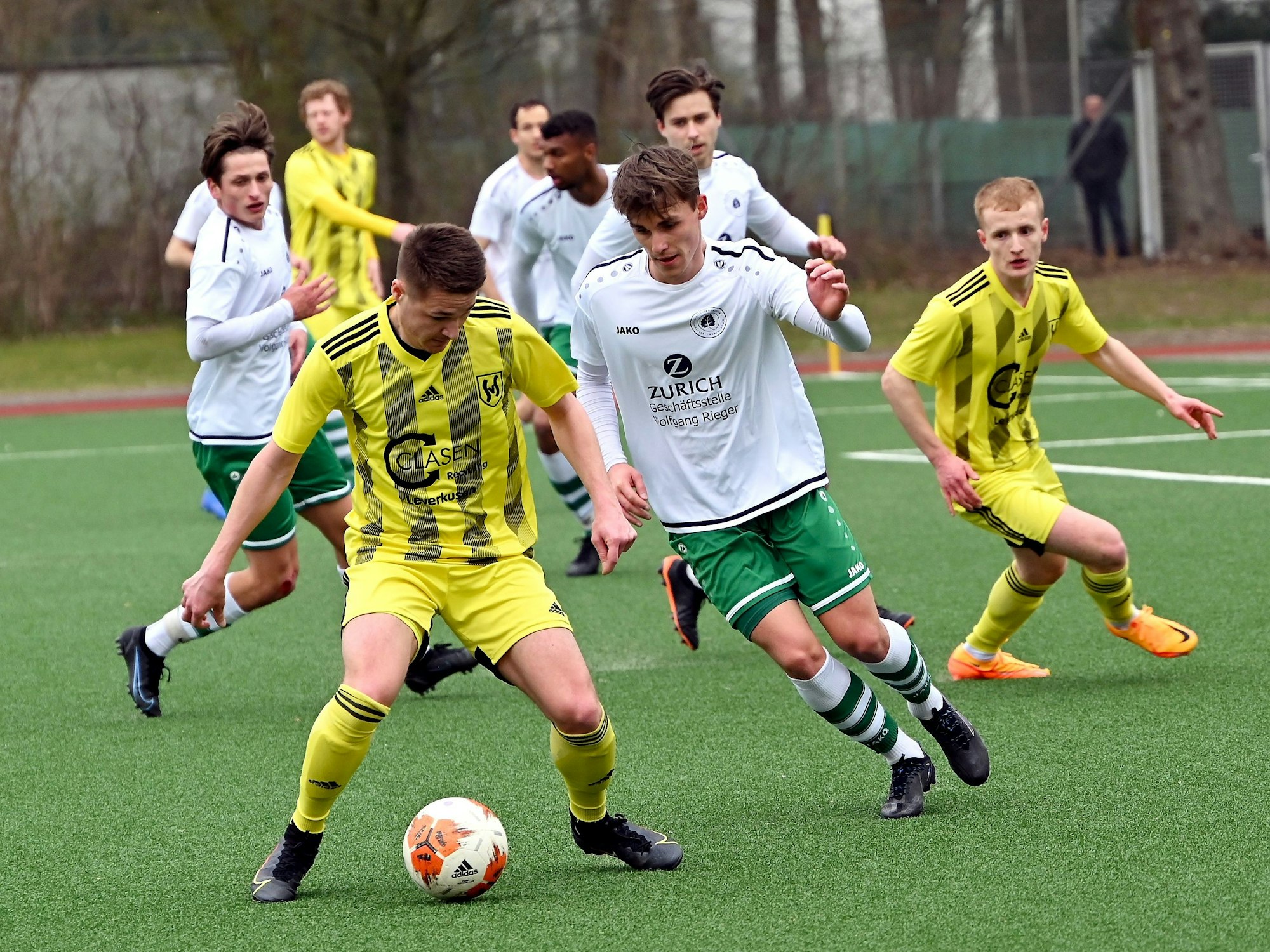 Fußball-Szene in einer Partie des Kölner Amateurfußballs.