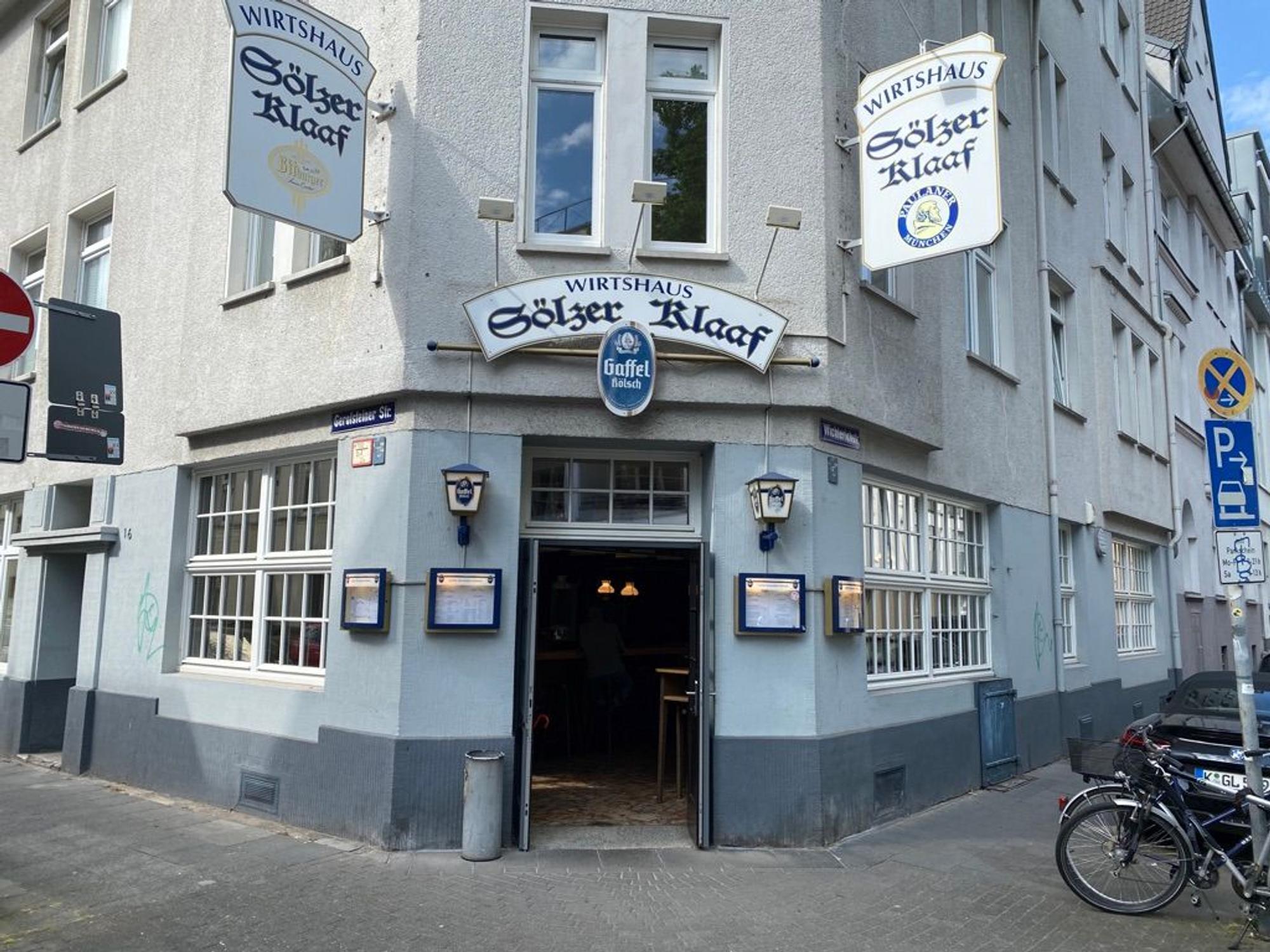 Der Eingang der Kneipe Sölzer Klaaf von der Straßenansicht.