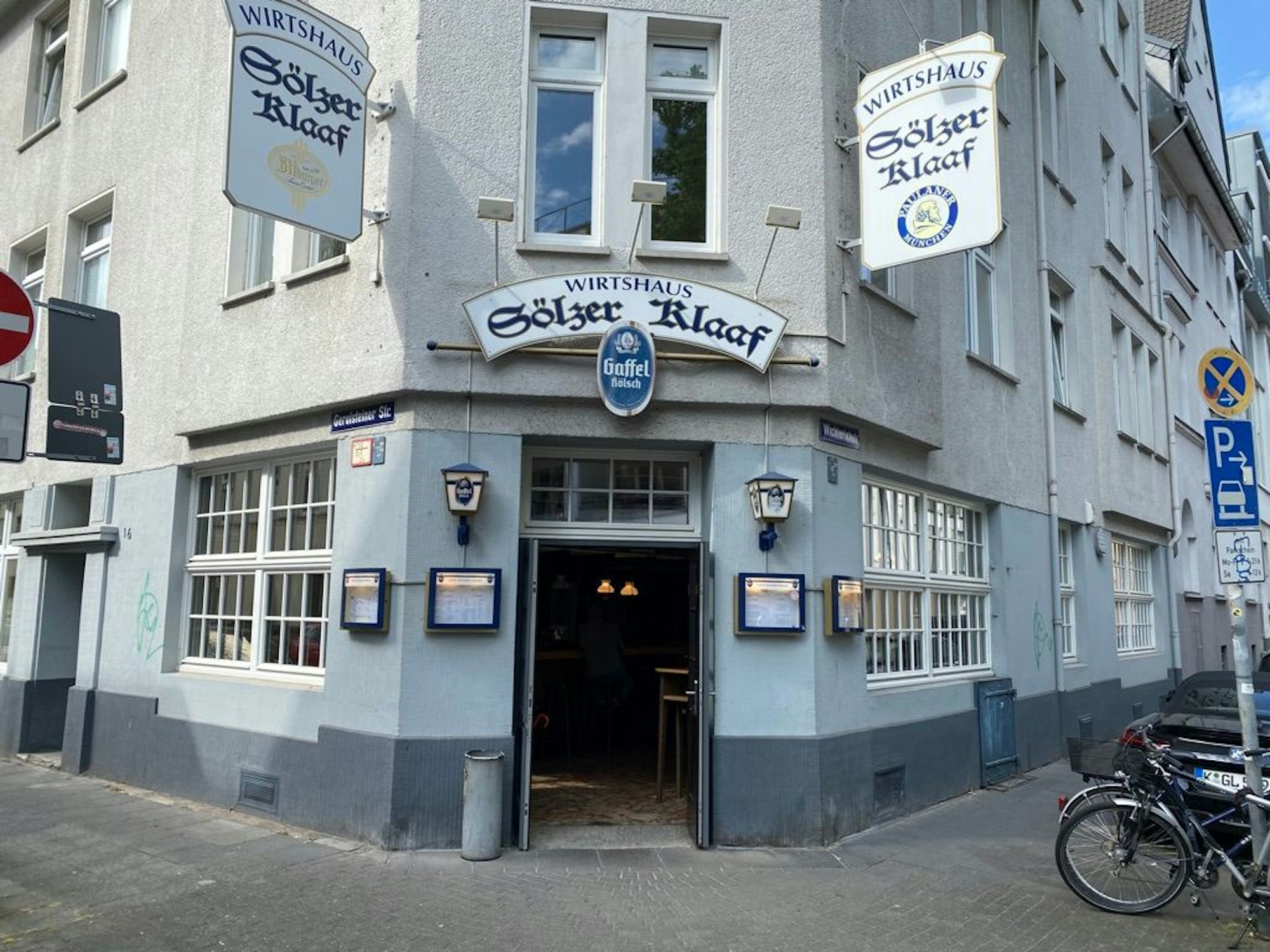 Der Eingang der Kneipe Sölzer Klaaf von der Straßenansicht.