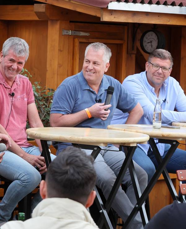 Loss mer schwade, von links: Steffen Baumgart, Friedhelm Funkel, Marcel Schwamborn, Martin Schlüter, 12.05.2022, Bild: Herbert Bucco