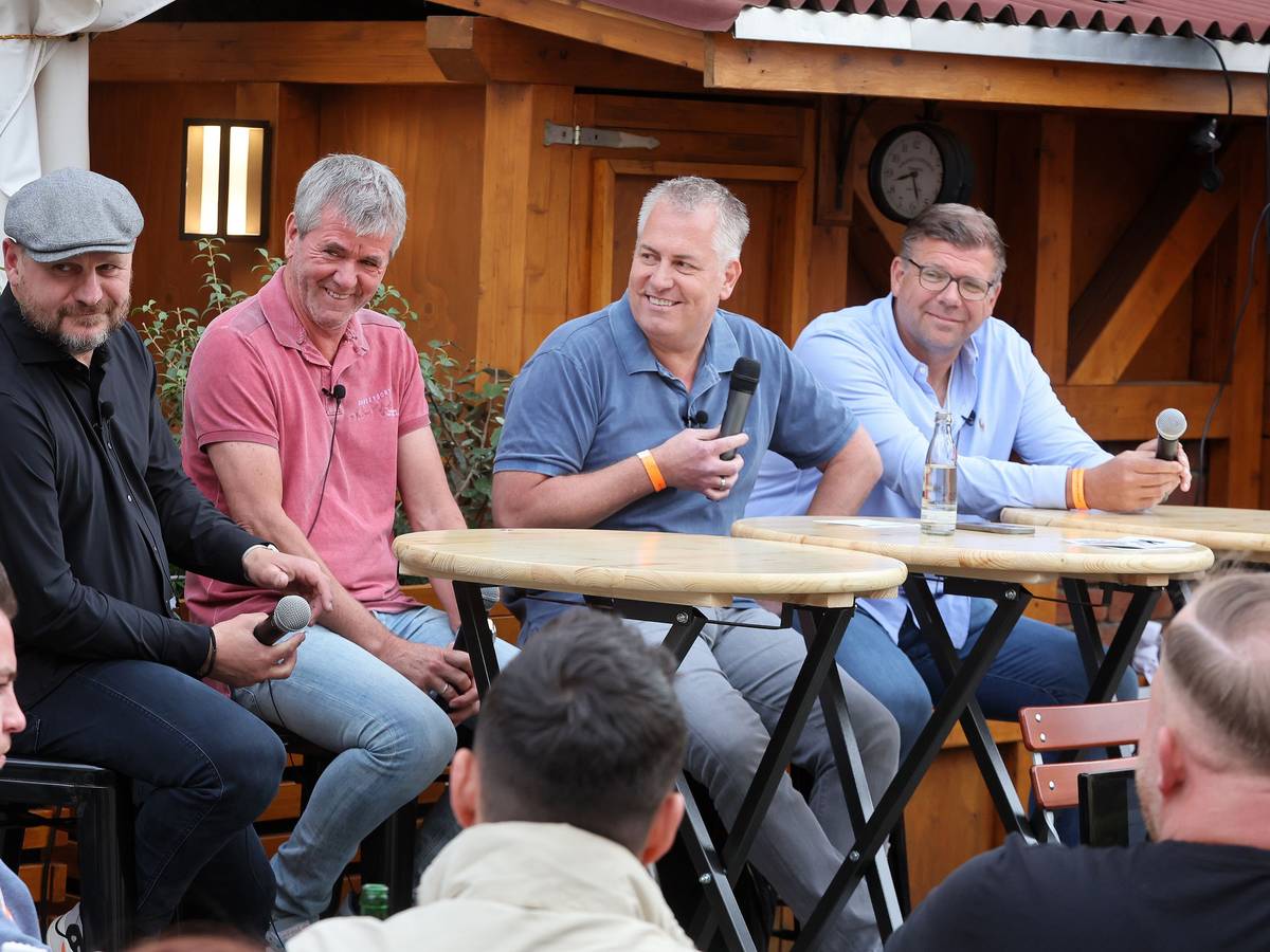 Loss mer schwade, von links: Steffen Baumgart, Friedhelm Funkel, Marcel Schwamborn, Martin Schlüter, 12.05.2022, Bild: Herbert Bucco