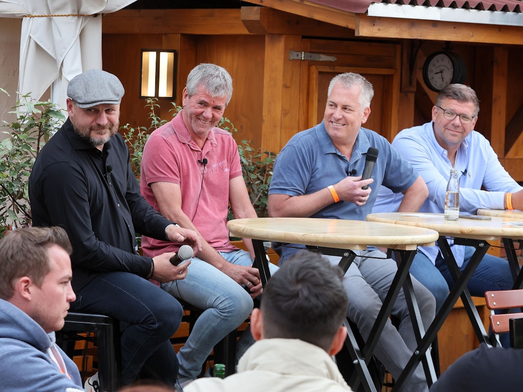 Loss mer schwade, von links: Steffen Baumgart, Friedhelm Funkel, Marcel Schwamborn, Martin Schlüter, 12.05.2022, Bild: Herbert Bucco