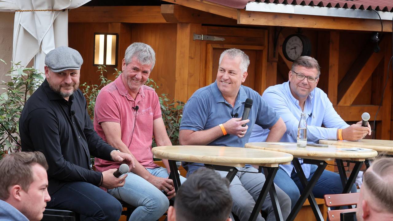 Loss mer schwade, von links: Steffen Baumgart, Friedhelm Funkel, Marcel Schwamborn, Martin Schlüter, 12.05.2022, Bild: Herbert Bucco