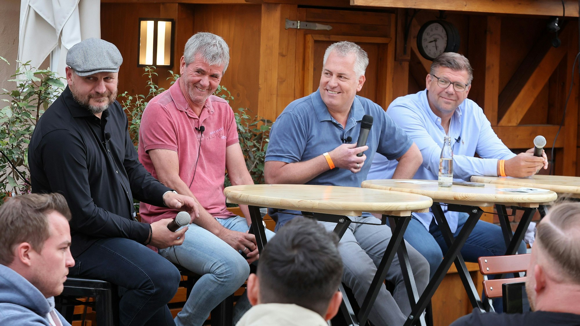 Loss mer schwade, von links: Steffen Baumgart, Friedhelm Funkel, Marcel Schwamborn, Martin Schlüter, 12.05.2022, Bild: Herbert Bucco