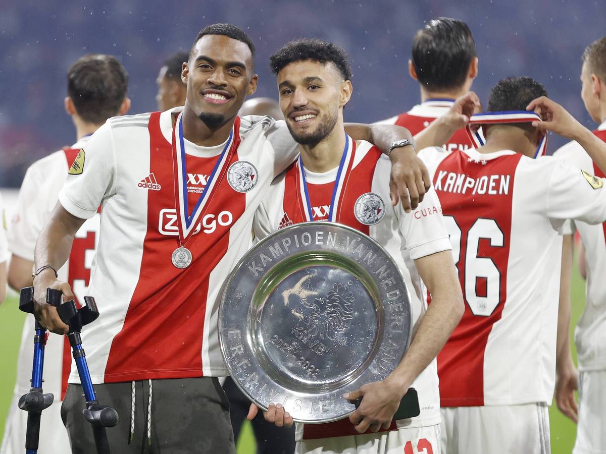 Gravenberch und Mazraoui feiern zusammen die Meisterschaft in der Eredivise.