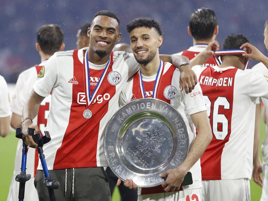 Gravenberch und Mazraoui feiern zusammen die Meisterschaft in der Eredivise.