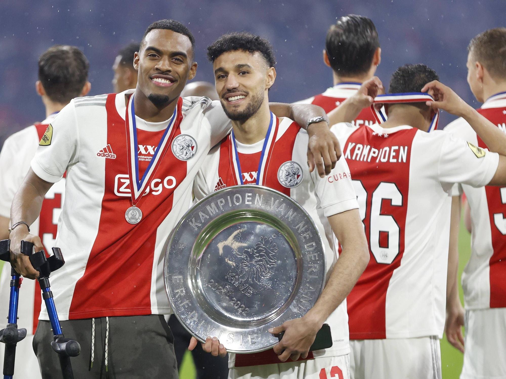 Gravenberch und Mazraoui feiern zusammen die Meisterschaft in der Eredivise.