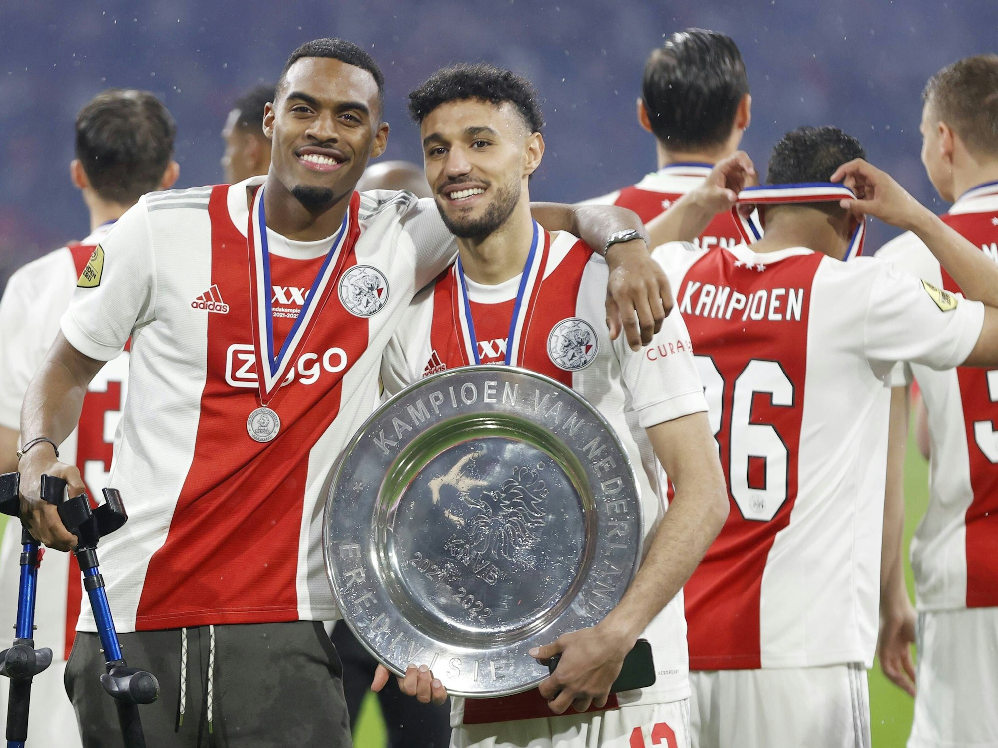 Gravenberch und Mazraoui feiern zusammen die Meisterschaft in der Eredivise.