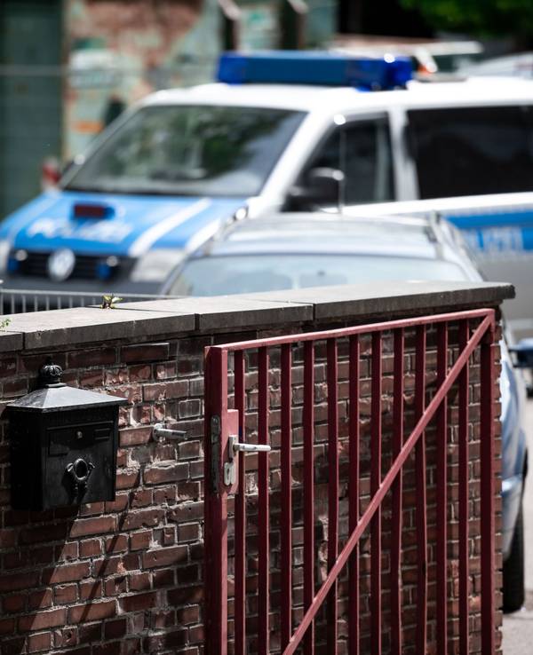 Ein Polizeiauto steht am Eingang einer Essener Realschule an dem am 12. Mai 2022 durch die Polizei ein Amoklauf verhindert werden konnte.