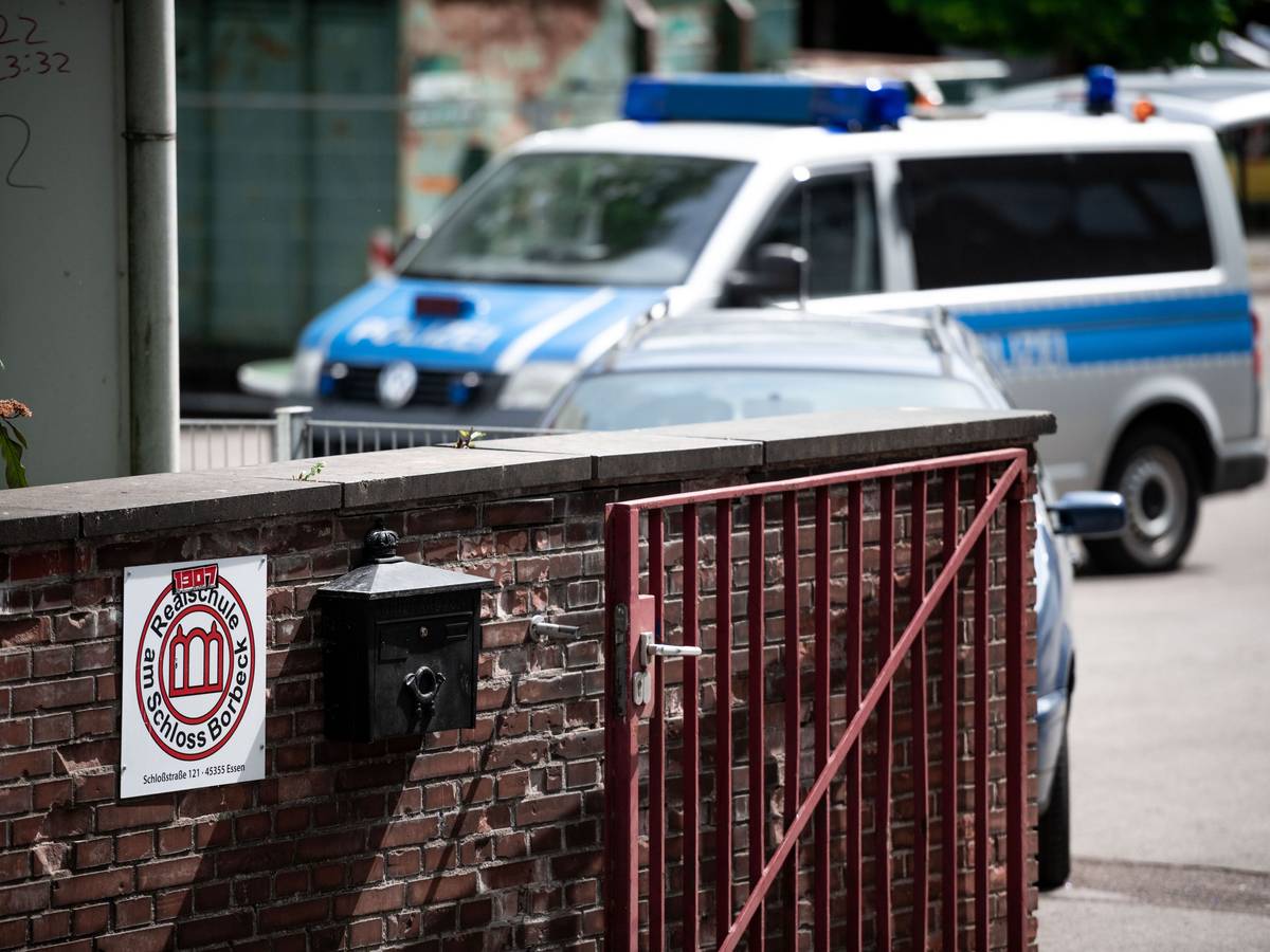 Ein Polizeiauto steht am Eingang einer Essener Realschule an dem am 12. Mai 2022 durch die Polizei ein Amoklauf verhindert werden konnte.