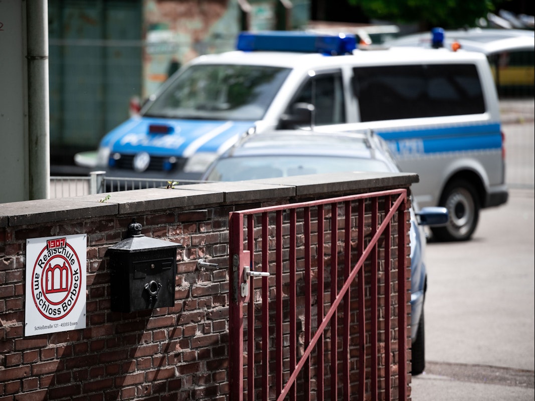 Ein Polizeiauto steht am Eingang einer Essener Realschule an dem am 12. Mai 2022 durch die Polizei ein Amoklauf verhindert werden konnte.