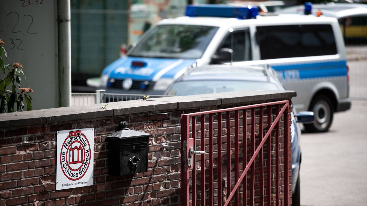 Ein Polizeiauto steht am Eingang einer Essener Realschule an dem am 12. Mai 2022 durch die Polizei ein Amoklauf verhindert werden konnte.