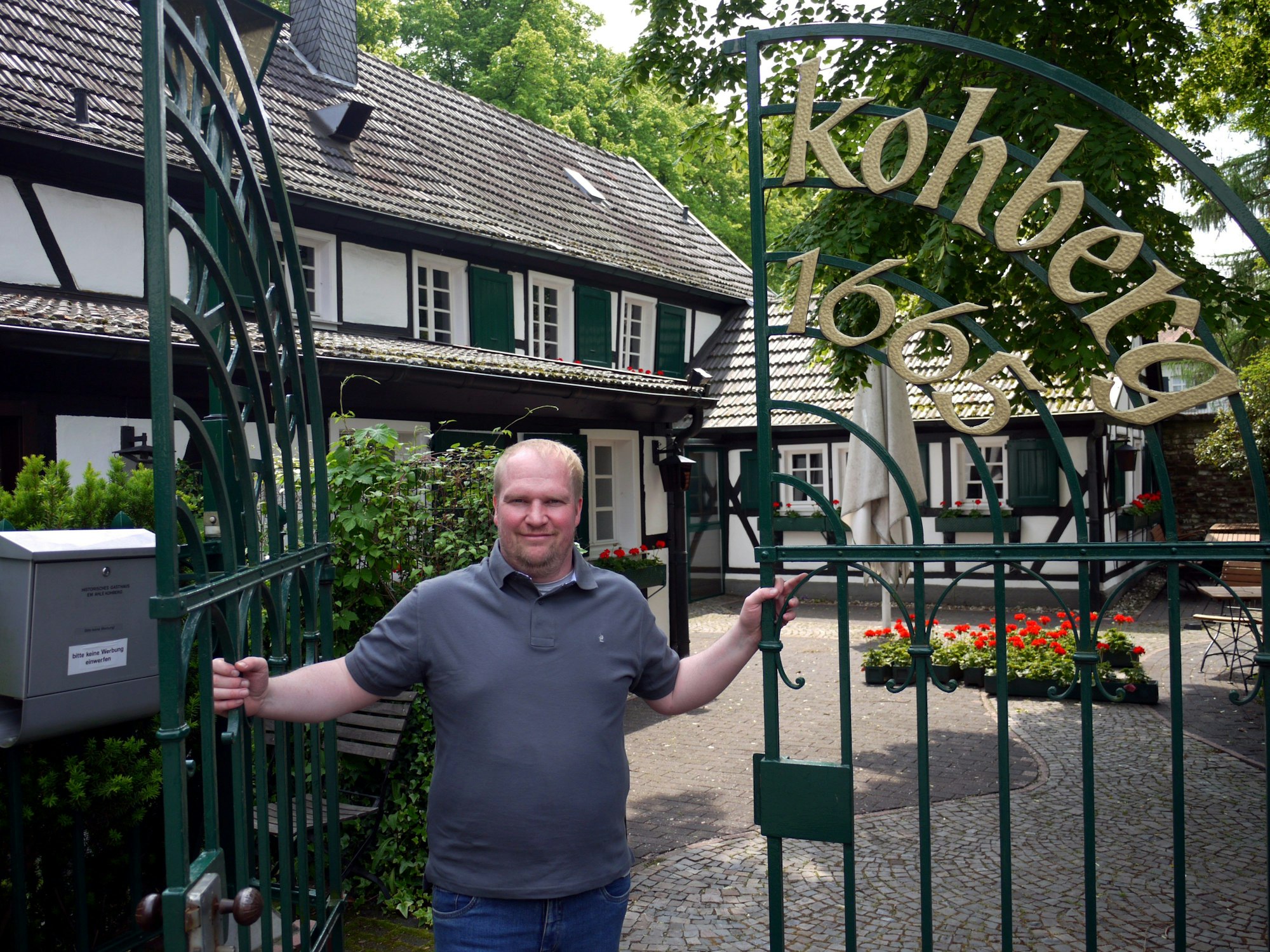 Magnus Thelen, Wirt im „Ahle Kohberg“, steht vor dem Eingang.