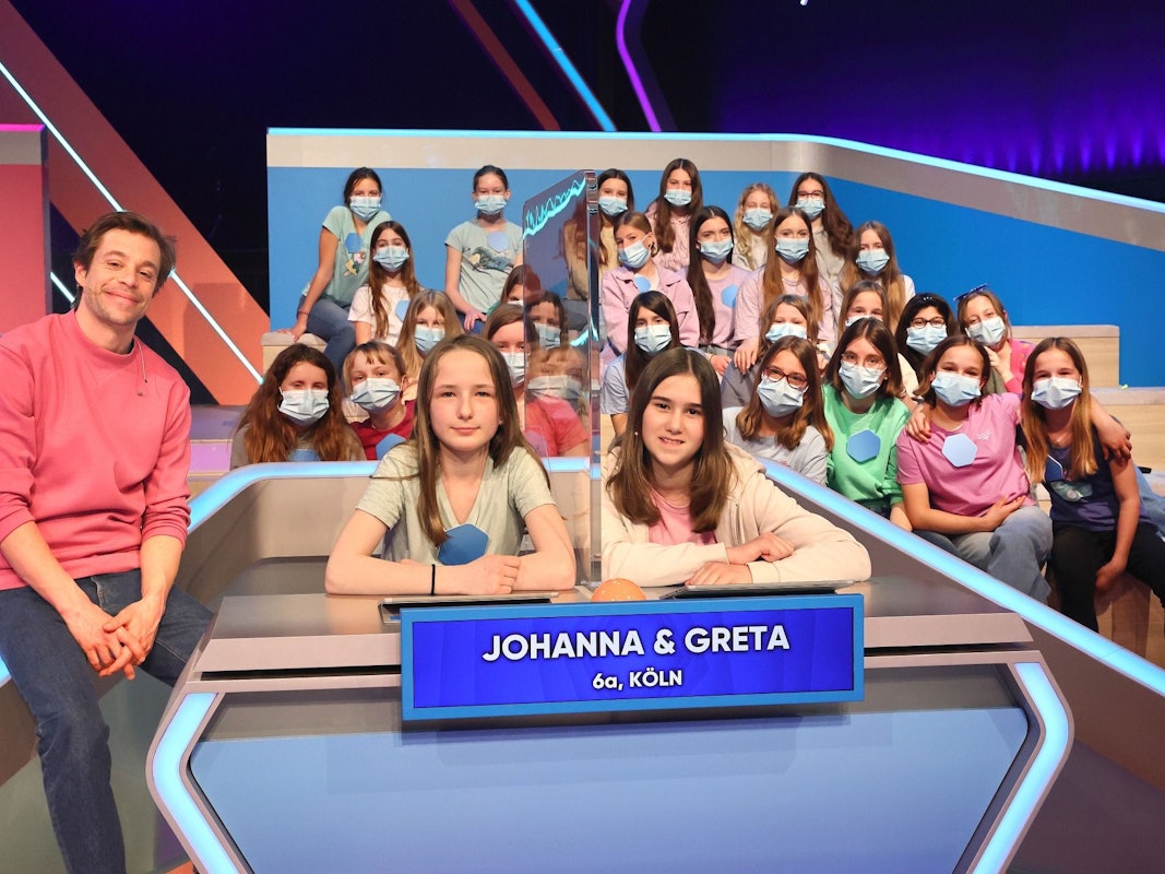 Moderator Tobi mit Johanna und Greta und ihre Klasse 6a aus Köln bei „Die beste Klasse Deutschlands“.