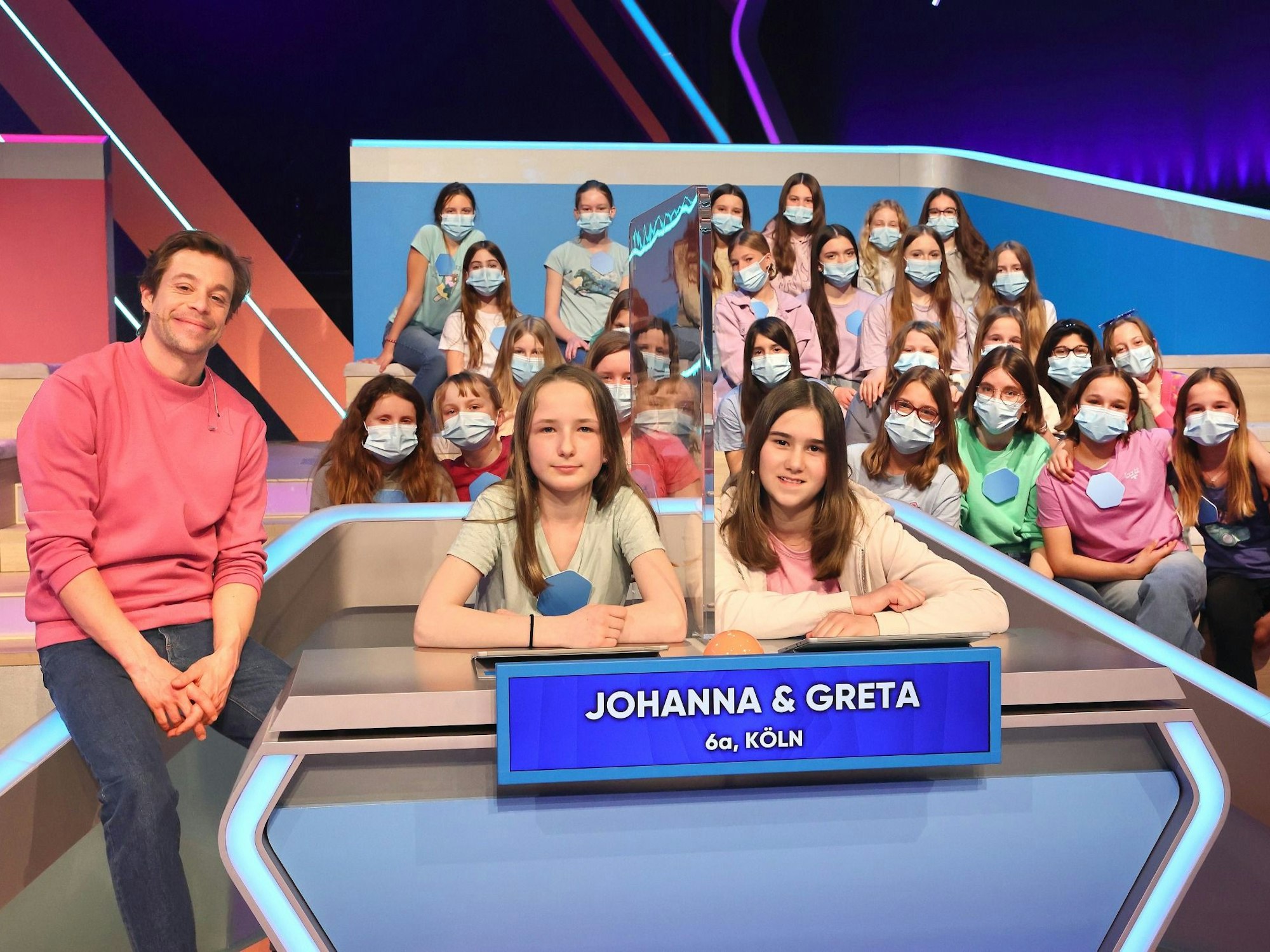 Moderator Tobi mit Johanna und Greta und ihre Klasse 6a aus Köln bei „Die beste Klasse Deutschlands“.