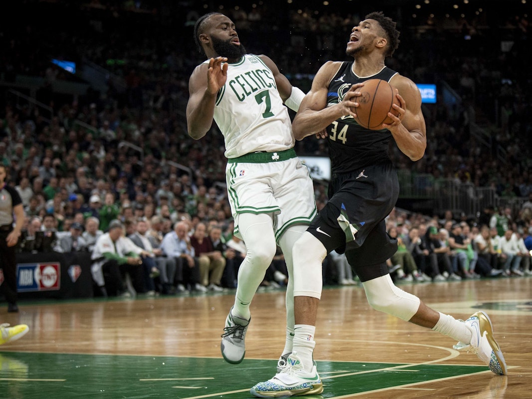 Giannis Antetokounmpo (r.) auf dem Weg mit dem Ball zum Korb.