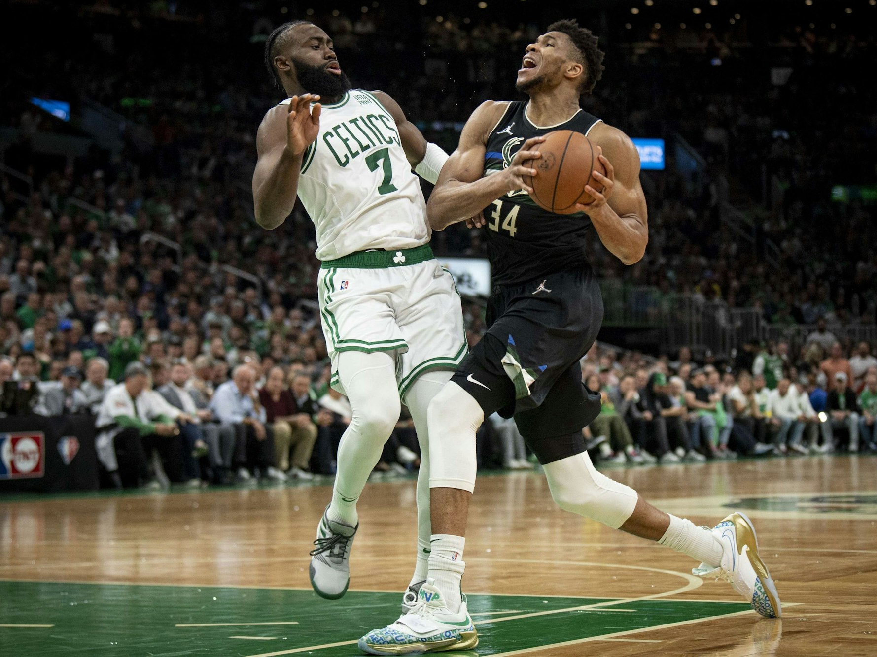 Giannis Antetokounmpo (r.) auf dem Weg mit dem Ball zum Korb.