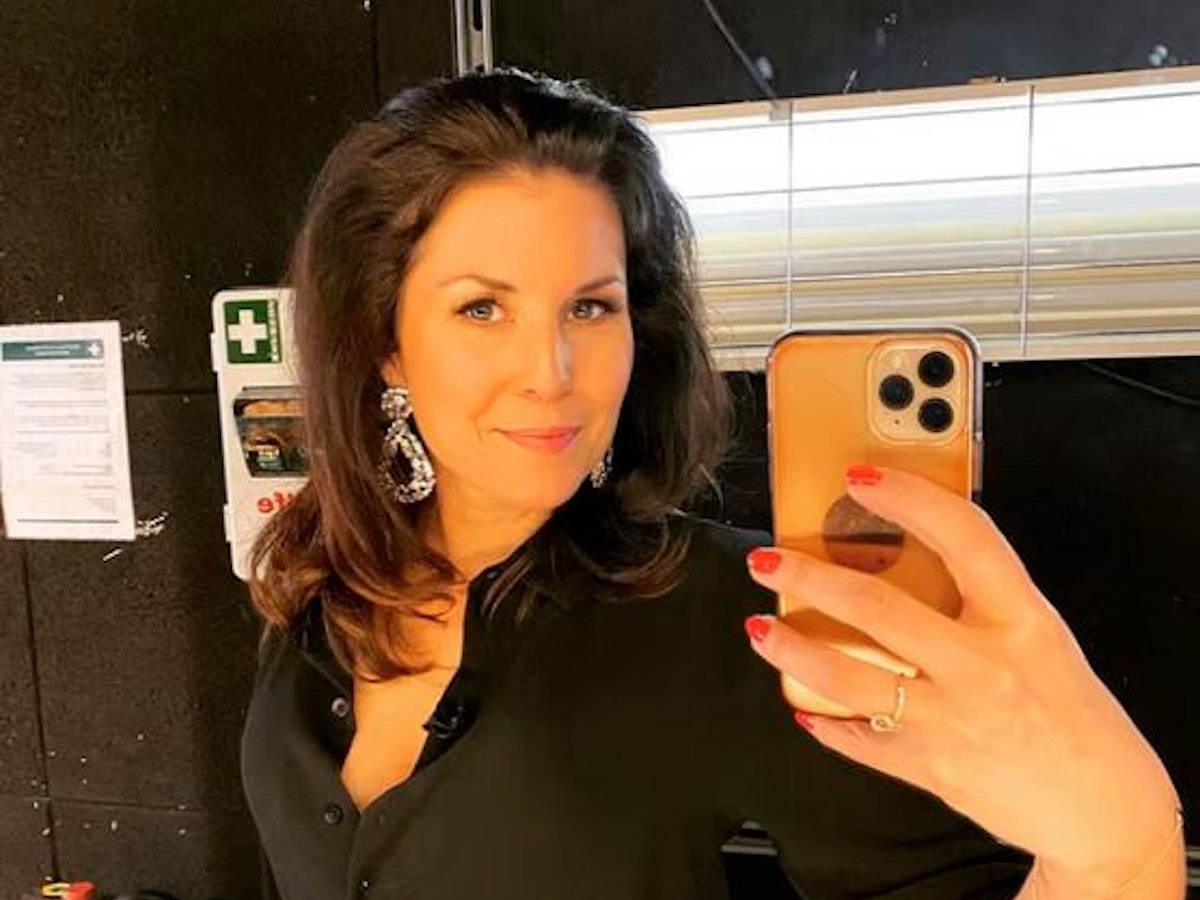 Sat.1-Frühstücksfernsehen-Moderatorin Vanessa Blumhagen lächelt verschmitzt in die Kamera.