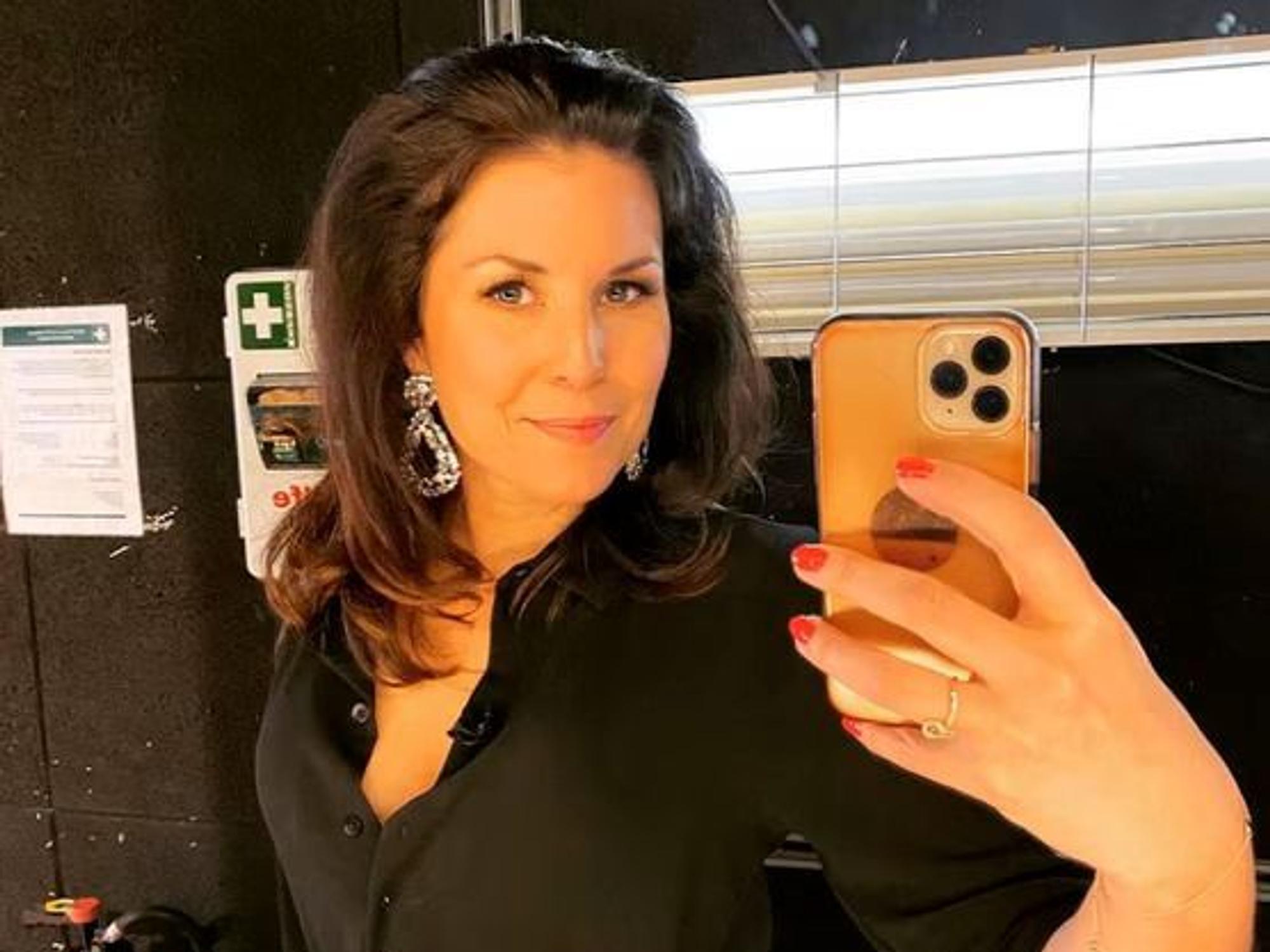 Sat.1-Frühstücksfernsehen-Moderatorin Vanessa Blumhagen lächelt verschmitzt in die Kamera.