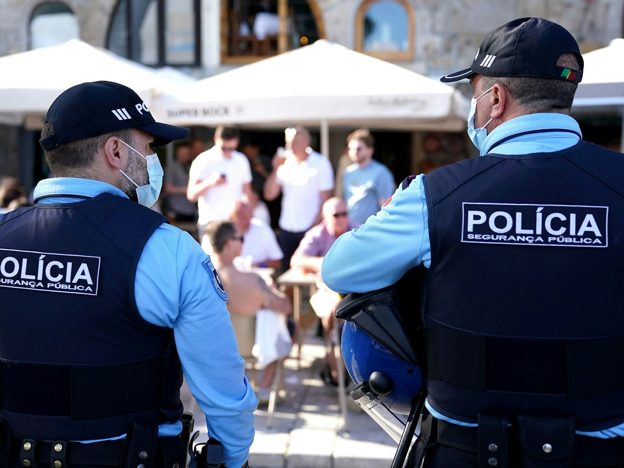 Spanische Polizisten stehen in Uniform auf einer öffentlichen Straße.