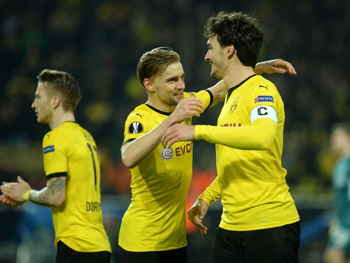 Eine BVB-Legende macht Schluss! Das Foto zeigt Marco Reus (l.), Marcel Schmelzer (M.) und Mats Hummels im Europa-League-Spiel gegen den FC Liverpool im April 2016.