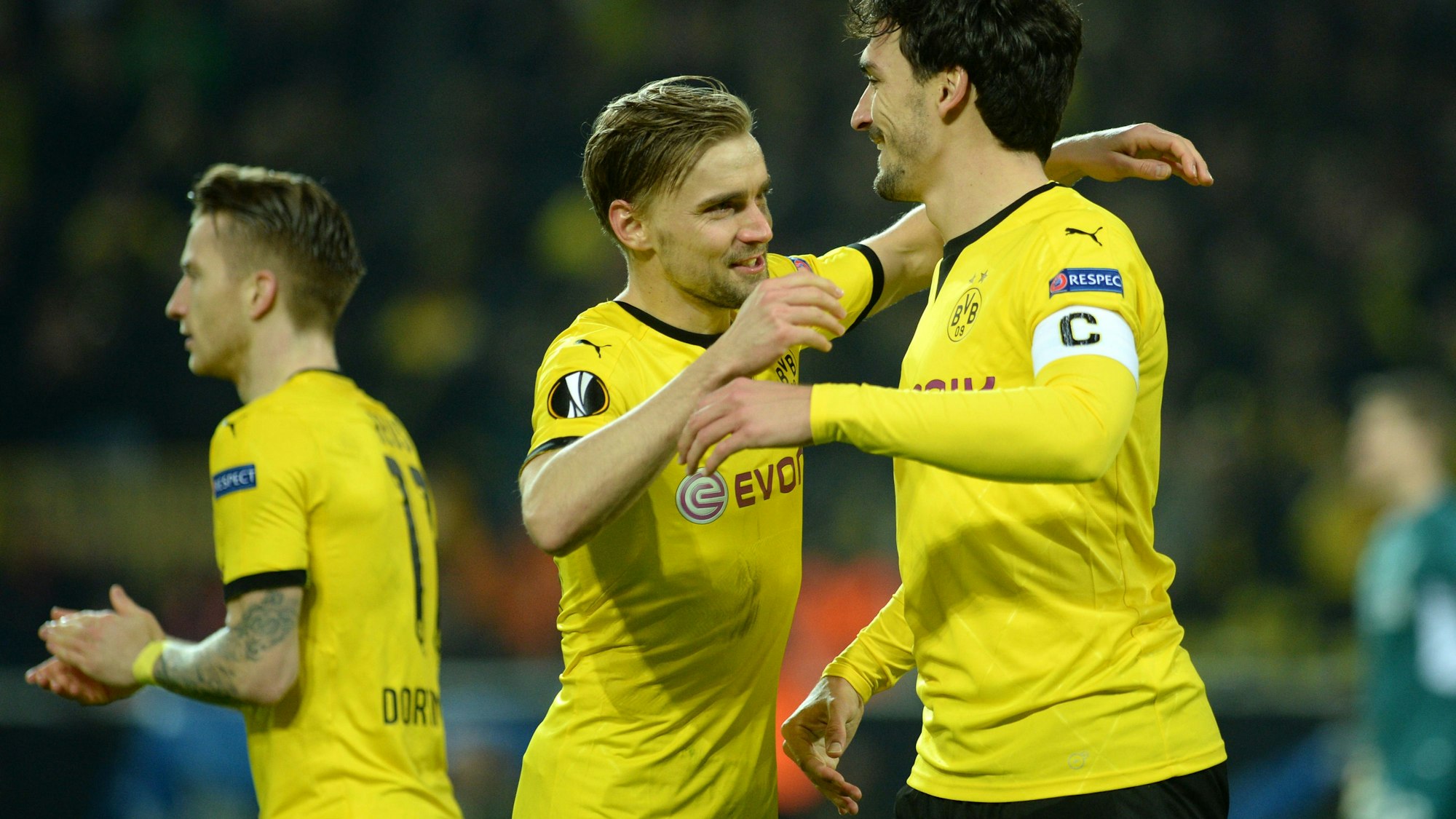 Eine BVB-Legende macht Schluss! Das Foto zeigt Marco Reus (l.), Marcel Schmelzer (M.) und Mats Hummels im Europa-League-Spiel gegen den FC Liverpool im April 2016.