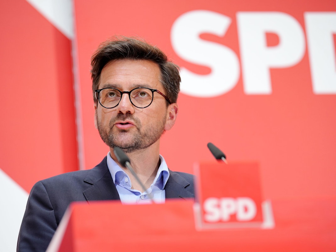 Thomas Kutschaty, SPD-Landesvorsitzender NRW und Spitzenkandidat für die Landtagswahl, gibt am 25. April 2022 eine Pressekonferenz.