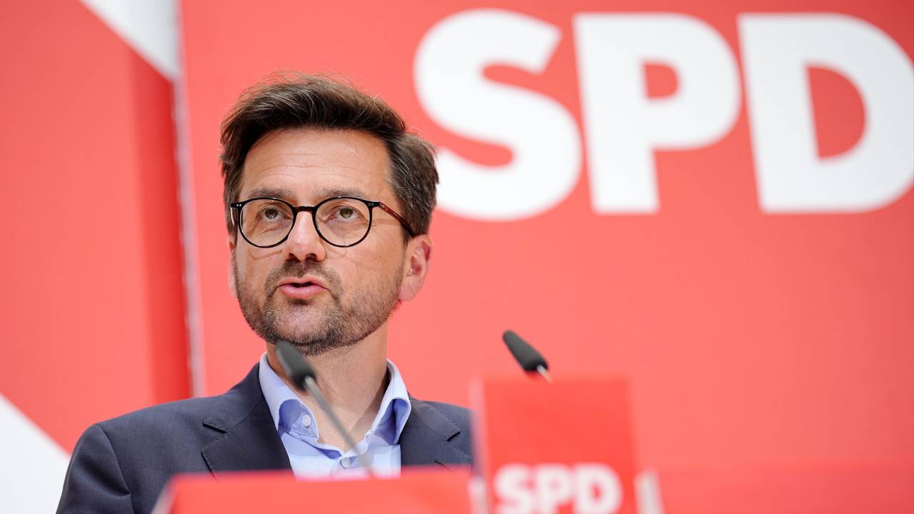 Thomas Kutschaty, SPD-Landesvorsitzender NRW und Spitzenkandidat für die Landtagswahl, gibt am 25. April 2022 eine Pressekonferenz.