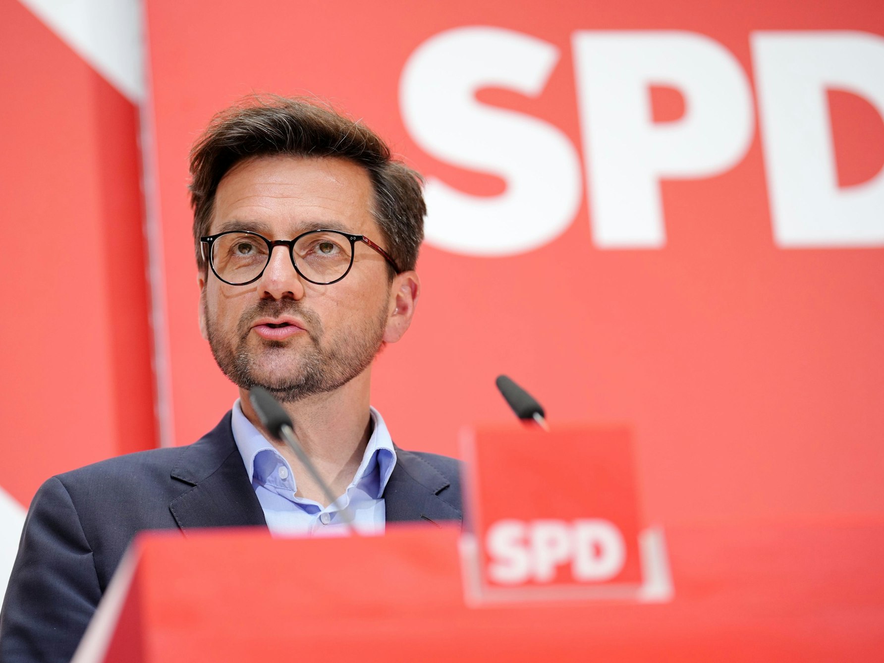 Thomas Kutschaty, SPD-Landesvorsitzender NRW und Spitzenkandidat für die Landtagswahl, gibt am 25. April 2022 eine Pressekonferenz.