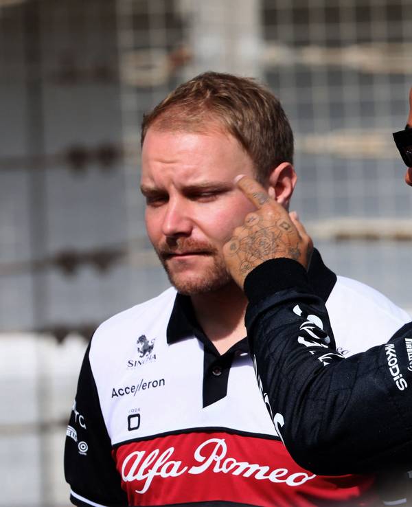 Valtteri Bottas spricht am Rande der Testfahrten der Formel 1 mit Lewis Hamilton