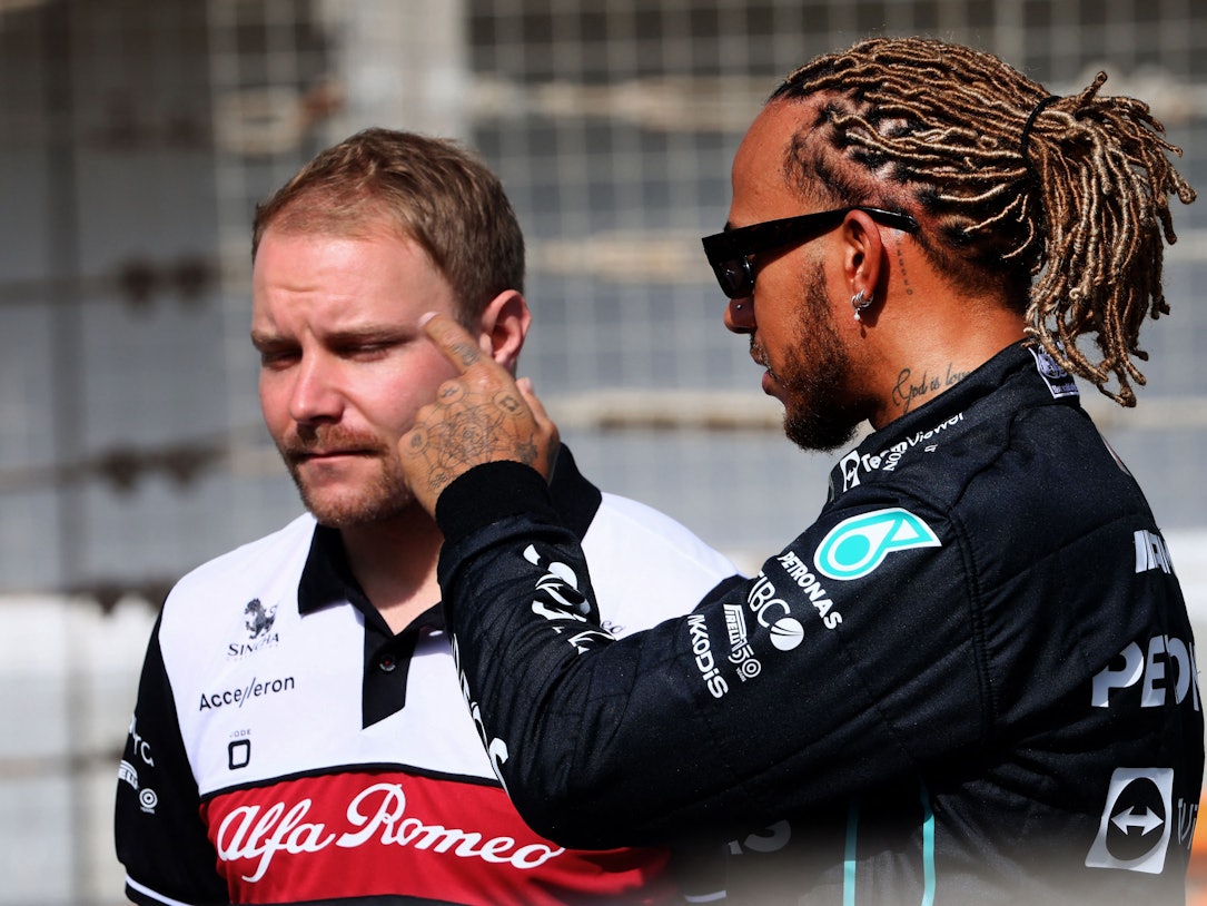Valtteri Bottas spricht am Rande der Testfahrten der Formel 1 mit Lewis Hamilton