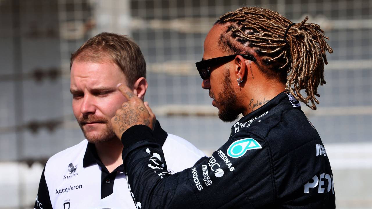 Valtteri Bottas spricht am Rande der Testfahrten der Formel 1 mit Lewis Hamilton