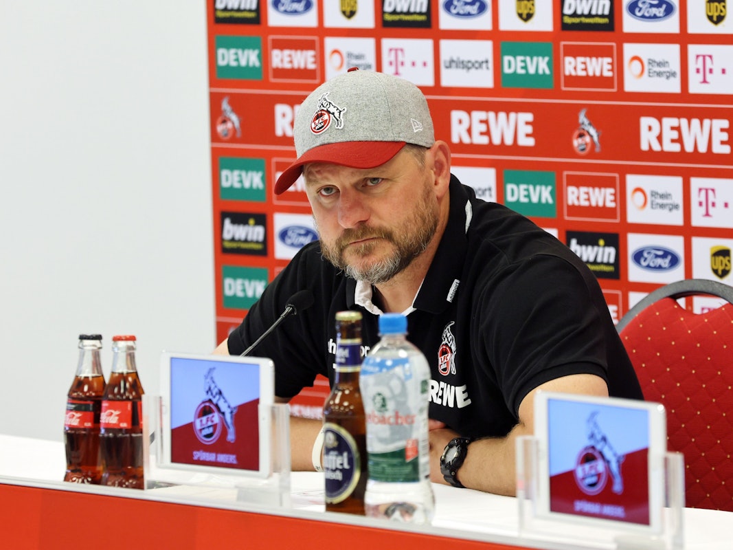 Steffen Baumgart spricht auf der Pressekonferenz des 1. FC Köln.