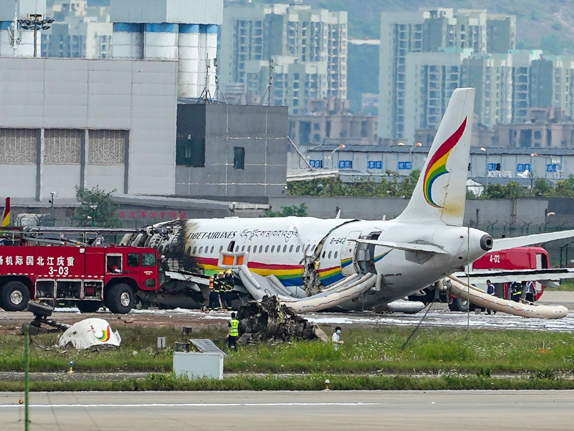 Die zerstörte Maschine steht auf dem Flughafen von Chongqing (China).