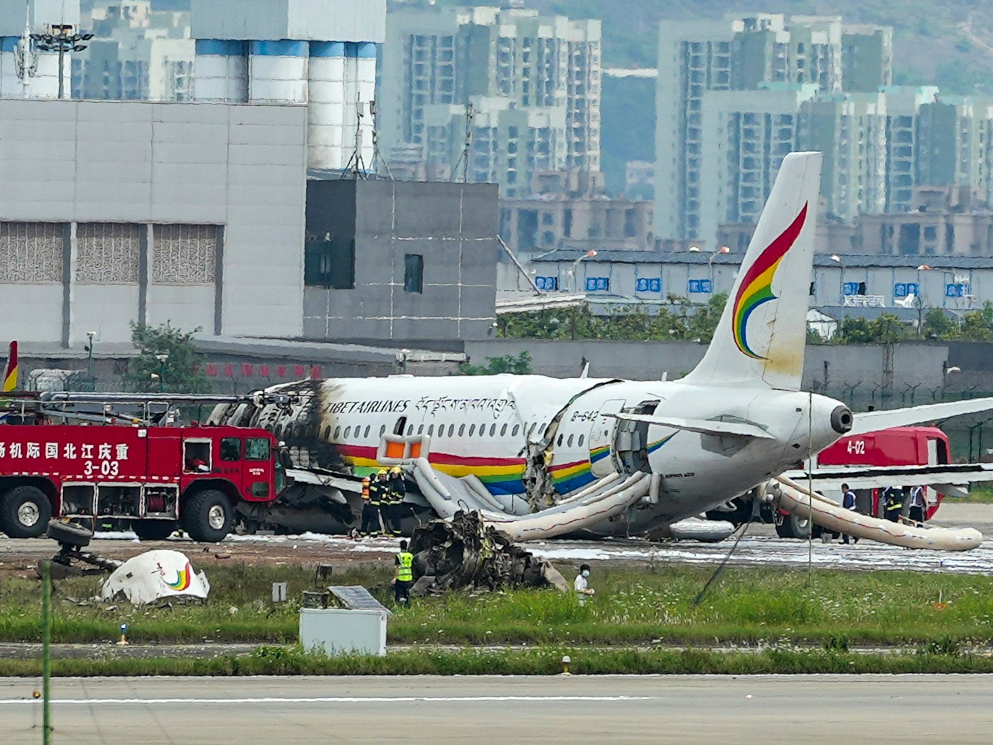 Die zerstörte Maschine steht auf dem Flughafen von Chongqing (China).