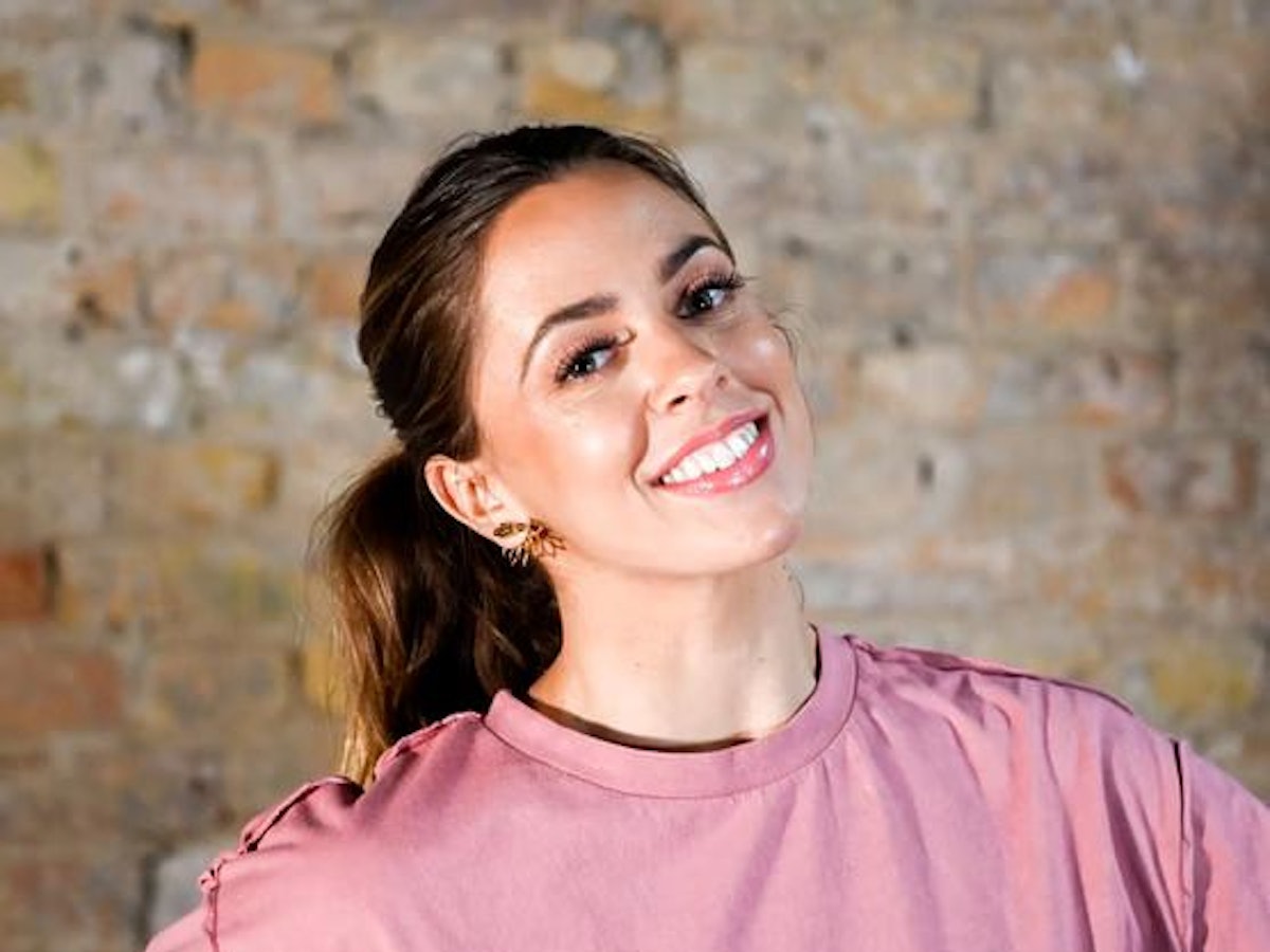 Schlagersängerin Vanessa Mai lacht in die Kamera.