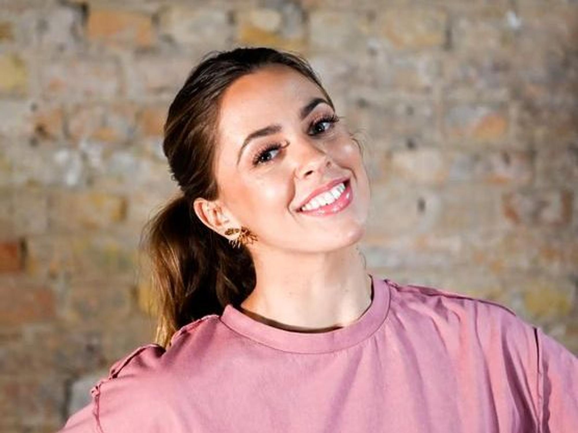 Schlagersängerin Vanessa Mai lacht in die Kamera.
