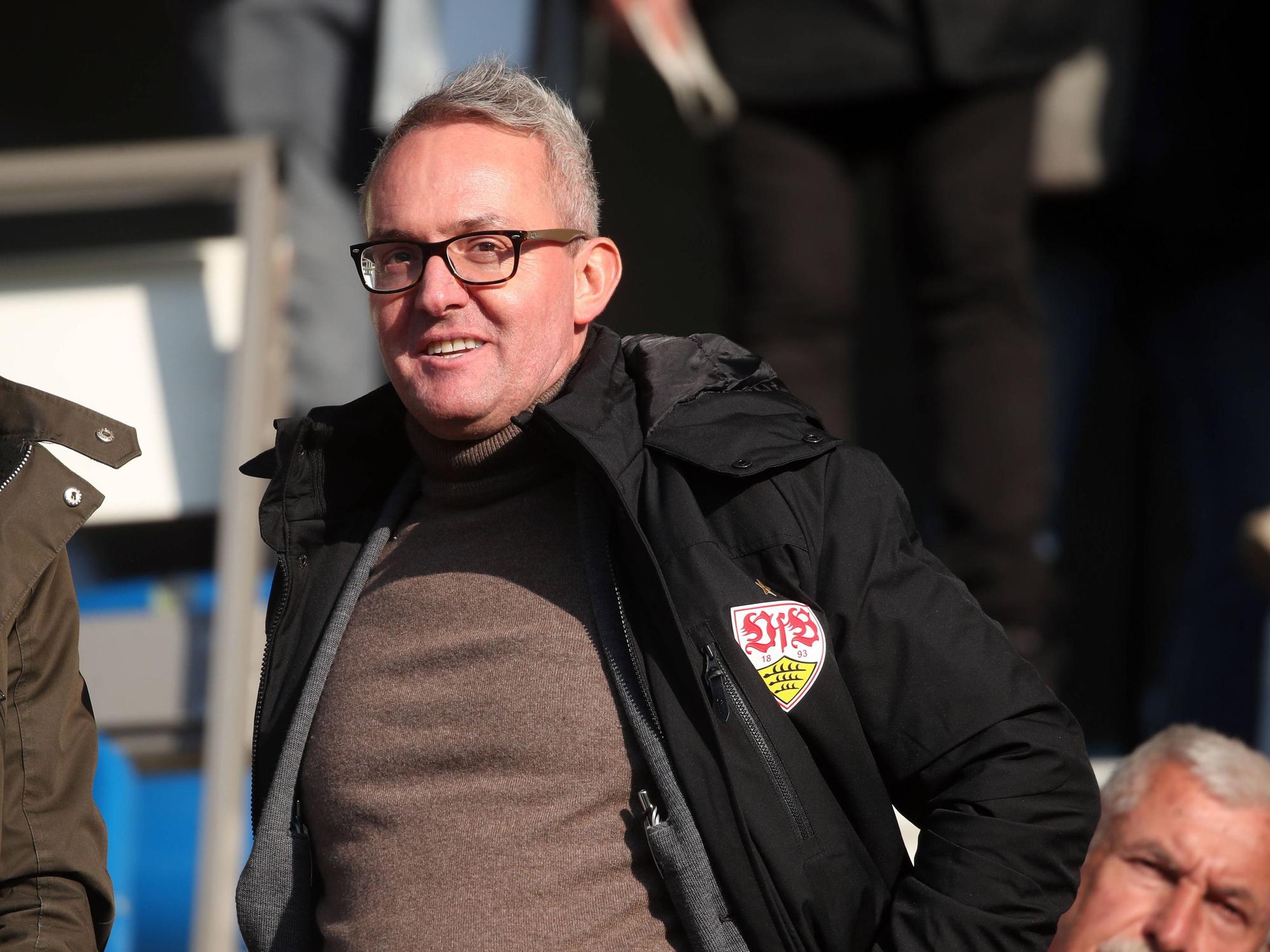 Alexander Wehrle schaut sich die U17 des VfB Stuttgart an.