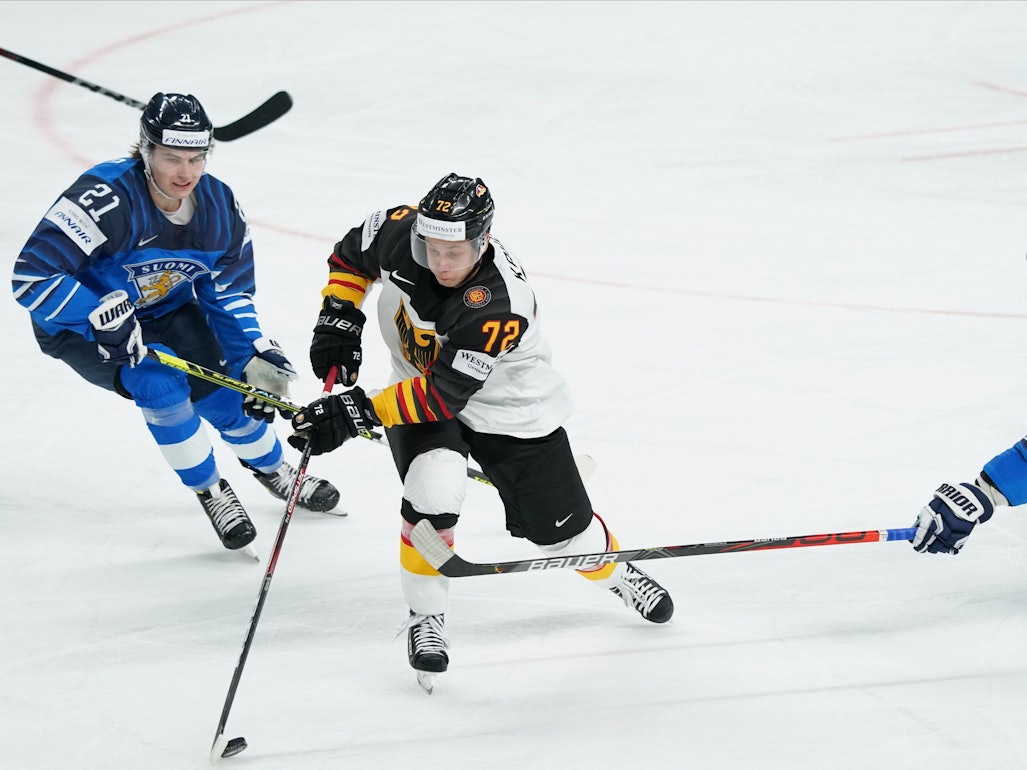 Dominik Kahun (m.) bei der Weltmeisterschaft 2021 in Riga für die deutsche Nationalmannschaft.