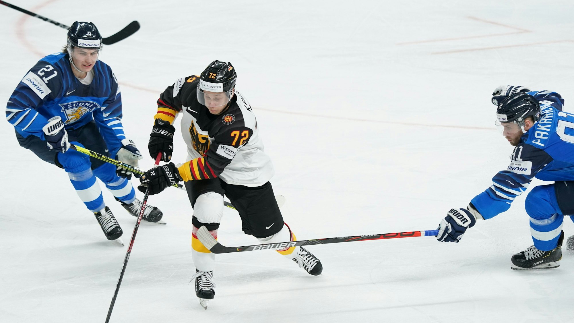 Dominik Kahun (m.) bei der Weltmeisterschaft 2021 in Riga für die deutsche Nationalmannschaft.