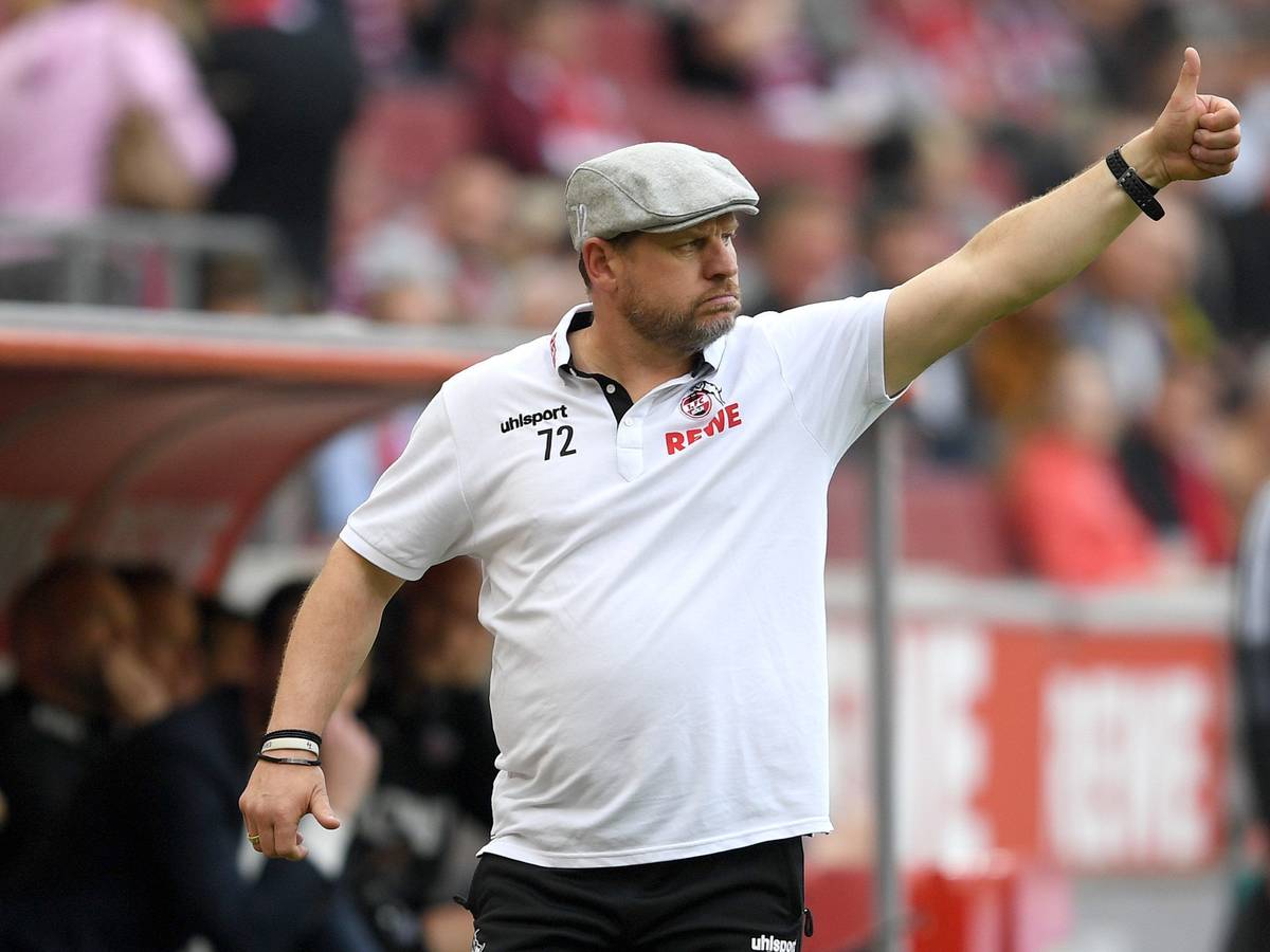 Steffen Baumgart reckt den Daumen in die Höhe.