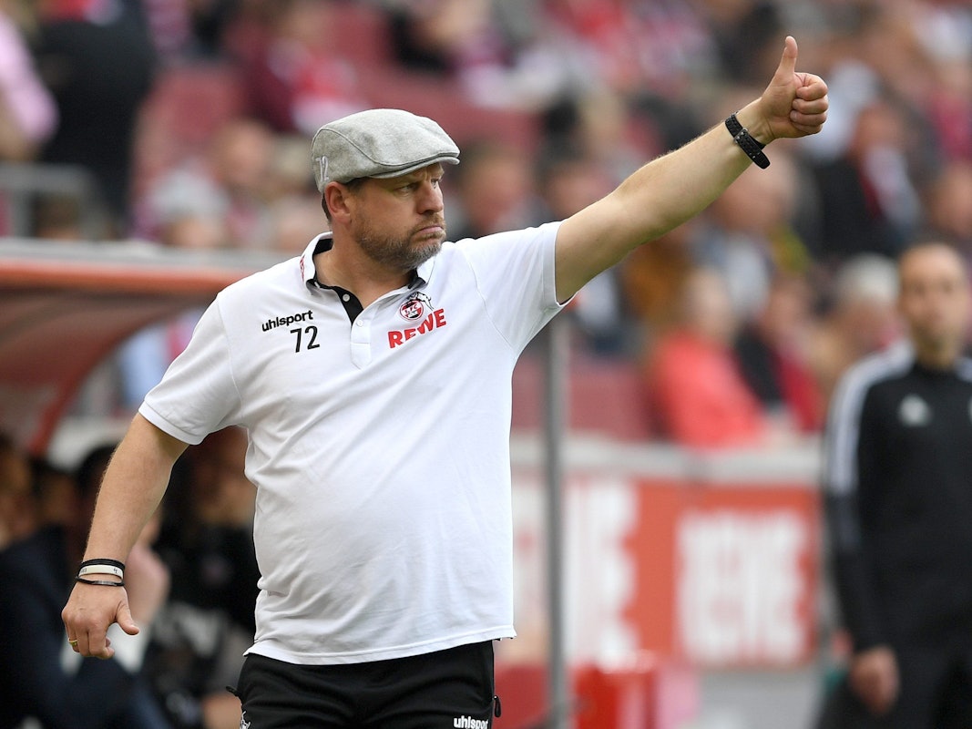 Steffen Baumgart reckt den Daumen in die Höhe.