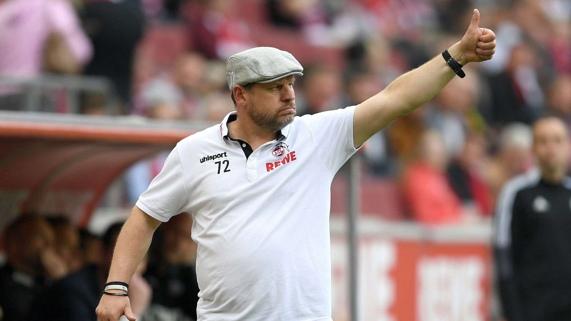 Steffen Baumgart reckt den Daumen in die Höhe.