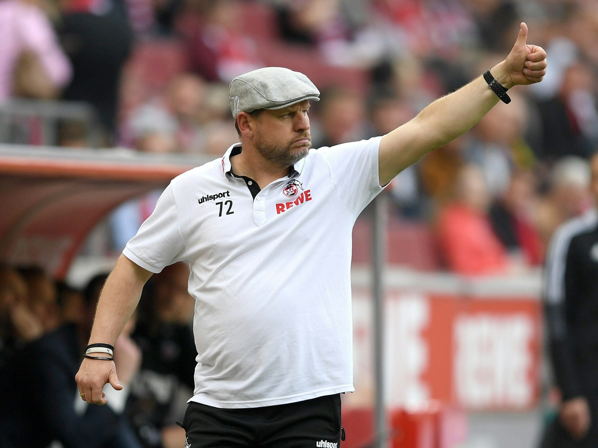 Steffen Baumgart reckt den Daumen in die Höhe.